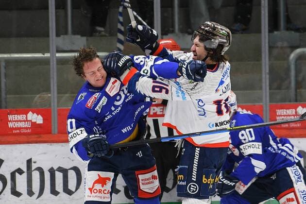 Bilder des Jahres 2022, Sport 02 Februar Sport Themen der Woche KW08 Sport Bilder des Tages (v.l.n.r.) Peter Spornberger (Schwenninger Wild Wings 50) Hubert Labrie (Iserlohn Roosters) GER, Eishockey, Penny DEL, Schwenninger Wild Wings vs Iserlohn Roosters, 22.02.2022 Villingen-Schwenningen Copyright: xLaegler xEibner-Pressefotox EP_EER