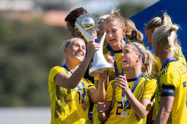 Bilder des Jahres 2022, Sport 02 Februar Sport Themen der Woche KW08 Sport Bilder des Tages 220223 Stina Blackstenius and Olivia Schough of Sweden celebrate with the trophy after the Algarve Cup final football match between Sweden and Italy on February 23, 2022 in Lagos. Photo: Ludvig Thunman BILDBYRAN kod LT LT0287 fotboll football soccer fotball algarve cup sverige sweden italien italy dam bbeng women s women jubel Copyright: LUDVIGxTHUNMAN BB220223LT078