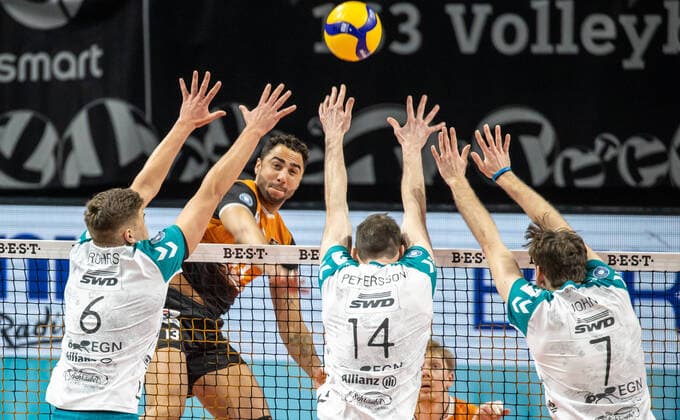 Bilder des Jahres 2022, Sport 02 Februar Sport Themen der Woche KW08 Sport Bilder des Tages 23.02.2022, Berlin, Volleyball: 1.Bundesliga, Maenner, Zwischenrunde, 6. Spieltag, Berlin Volleys - SWD powervolleys Dueren, Max-Schmeling-Halle. Berlins Benjamin Patch (2.v.l) spielt den Ball gegen den Block aus Erik Roehrs (l), David Pettersson und Filip John (r) von Powervolleys Dueren. BR Volleys - Powervolleys Dueren
