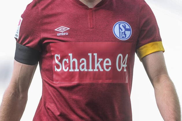 Bilder des Jahres 2022, Sport 02 Februar Sport Themen der Woche KW08 26.02.2022, Fussball, Saison 2021 2022, 2. Bundesliga, 24. Spieltag, Karlsruher SC - FC Schalke 04, Schalke-Trikot ohne das Logo des Hauptsponsor Gazprom Foto: Tim Rehbein RHR-FOTO Karlsruhe BBBank Wildpark BW Deutschland xRHR-FOTO TRx