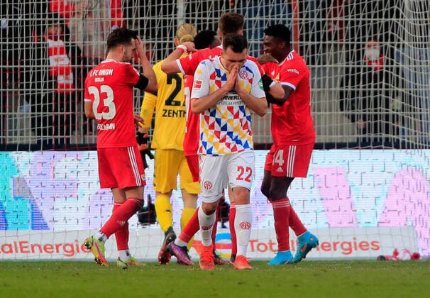 Bilder des Jahres 2022, Sport 02 Februar Sport Themen der Woche KW08 26.02.2022, xfrx, Fussball 1.Bundesliga, Union Berlin - 1.FSV Mainz 05 emspor, v.l. Torjubel nach dem Tor zum celebrating the goal celebrate 3:0 durch Taiwo Awoniyi (1. FC Union Berlin) Kevin Stoeger (FSV Mainz 05) enttaeuscht traurig frustriert dissapointed (DFL DFB REGULATIONS PROHIBIT ANY USE OF PHOTOGRAPHS as IMAGE SEQUENCES and or QUASI-VIDEO) Berlin