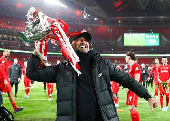 Bilder des Jahres 2022, Sport 02 Februar Sport Themen der Woche KW08 Sport Bilder des Tages Mandatory Credit: Photo by James Marsh Shutterstock (12820907dl) Jürgen Klopp celebrates winning the Carabao League Cup with the trophy Chelsea v Liverpool, EFL Carabao Cup, Final, Football, Wembley Stadium, London, UK - 27 Feb 2022 EDITORIAL USE ONLY No use with unauthorised audio, video, data, fixture lists, club league logos or live services. Online in-match use limited to 120 images, no video emulation. No use in betting, games or single club league player publications. Chelsea v Liverpool, EFL Carabao Cup, Final, Football, Wembley Stadium, London, UK - 27 Feb 2022 EDITORIAL USE ONLY No use with unauthorised audio, video, data, fixture lists, club league logos or live services. Online in-match use limited to 120 images, no video emulation. No use in betting, games or single club league player publications. Copyright: xJamesxMarsh Shutterstockx 12820907dl