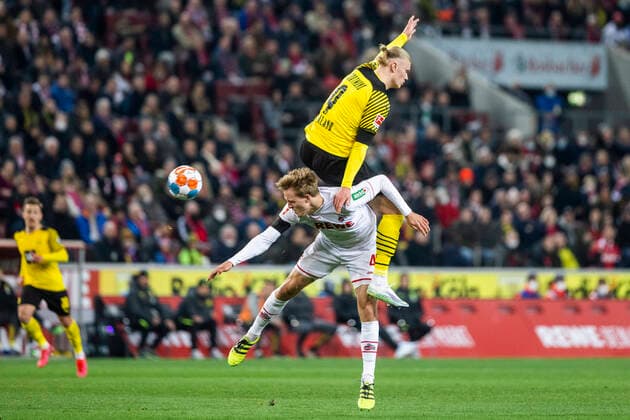 Bilder des Jahres 2022, Sport 03 März Sport Themen der Woche KW11 Köln, RheinEnergieStadion, 20.03.22: Erling Haaland (Dortmund) oben gegen Timo Hübers (Köln) im Spiel der 1.Bundesliga 1.FC Köln vs. Borussia Dortmund.