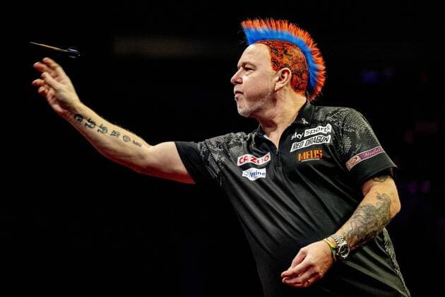 Bilder des Jahres 2022, Sport 03 März Sport Themen der Woche KW12 ROTTERDAM - Peter Wright (Scotland) in action in his match against James Wade (England) during Round 7 of the Premier League Of Darts in Ahoy. The Premier League of Darts is a darts competition in which top players compete against each other and is played in different cities. ANP ROBIN UTRECHT Premier League Darts - Round 7 2022 xVIxANPxSportx xxANPxIVx