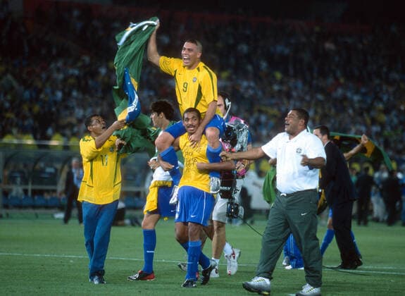 Brazil v Germany 30 June 2002, Yokohama - FIFA World Cup, WM, Weltmeisterschaft, Fussball - Brazil v Germany - Ronaldo balances on the shoulders of Vampeta as Brazil celebrate victory. (photo by Mark Leech) Yokohama Japan Copyright: xMarkxLeechxOffside