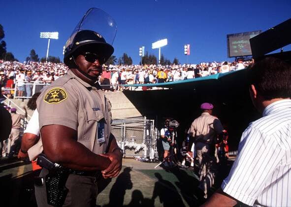 FIFA World Cup, WM, Weltmeisterschaft, Fussball 1994 18 6 1994 Los Angeles - World Cup - Romania v Colombia - LA County Sheriff protects the players tunnel. Photo: Mark Leech Offside. Los Angeles USA