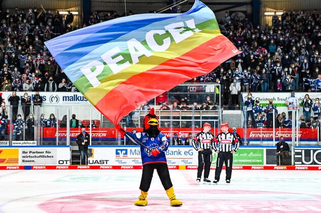 Bilder des Jahres 2022, Sport 03 März Sport Themen der Woche KW12 Sport Bilder des Tages Icey (Maskottchen, Iserlohn Roosters, 94), Peace-Flag, Friedens-Flagge, Feature, Symbolfoto, Iserlohn Roosters vs. Augsburger Panther, Penny-DEL, Eishockey Hauptrundenspiel, Saison 2021 2022, 25.03.2022, Iserlohn Roosters vs. Augsburger Panther, Penny-DEL, 25.03.2022, Foto: Jonas Brockmann Eibner Pressefoto Iserlohn Copyright: xJonasxBrockmann xEibner-Pressefox EP_JBN
