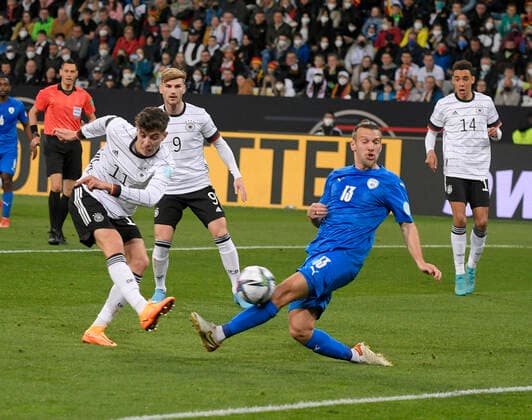 Bilder des Jahres 2022, Sport 03 März Sport Themen der Woche KW12 26.03.2022, Fussball Freundschafts-Länderspiel, Deutschland - Israel, in Sinsheim. Kai Havertz (Deutschland) gegen Sean Goldberg (Israel)