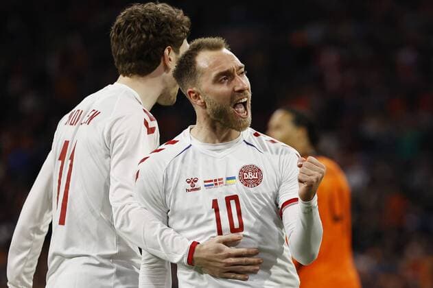 Bilder des Jahres 2022, Sport 03 März Sport Themen der Woche KW12 AMSTERDAM - (lr) Andreas Skov Olsen of Denmark, Christian Eriksen of Denmark celebrates 3-2 during the friendly match between the Netherlands and Denmark at the Johan Cruijff ArenA on March 26, 2022 in Amsterdam, Netherlands. ANP MAURICE VAN STEEN International Friendly, Länderspiel, Nationalmannschaft 2021 2022 xVIxANPxSportx xxANPxIVx