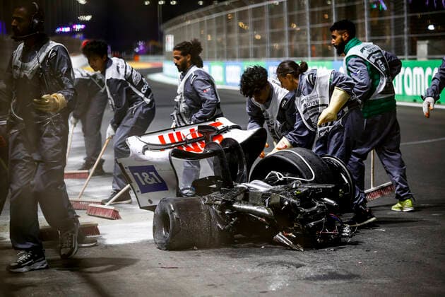 Bilder des Jahres 2022, Sport 03 März Sport Themen der Woche KW12 Sport Bilder des Tages Debris pictured following the crash of 47 Mick Schumacher (DEU, Haas F1 Team), F1 Grand Prix of Saudi Arabia at Jeddah Corniche Circuit on March 26, 2022 in Jeddah, Saudi Arabia. (Photo by HOCH ZWEI) Jeddah Saudi Arabia
