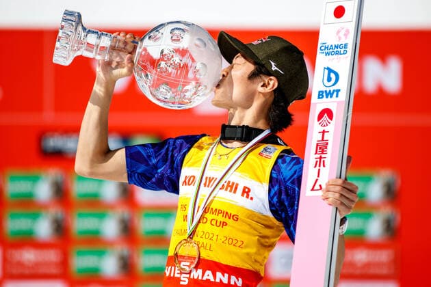 Bilder des Jahres 2022, Sport 03 März Sport Themen der Woche KW12 Sport Bilder des Tages SKI FLYING - FIS WC Planica PLANICA,SLOVENIA,27.MAR.22 - NORDIC SKIING, Ski jumping, Skispringen, Ski, nordisch SKI FLYING - FIS World Cup, award ceremony. Image shows the rejoicing of Ryoyu Kobayashi (JPN). Keywords: trophy, medal, overall. GEPAxpictures xMaticxKlansek