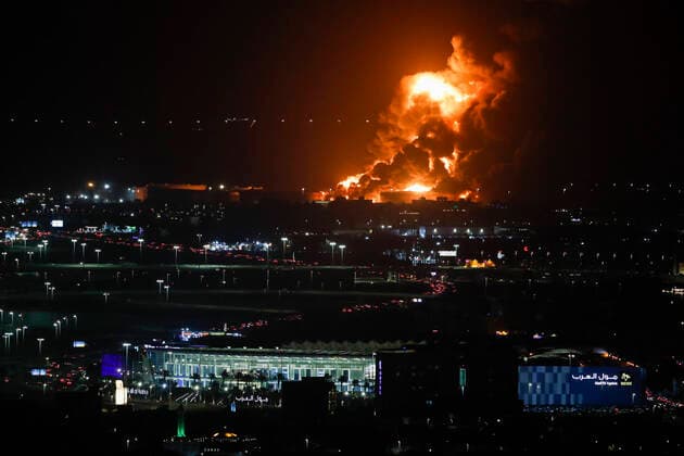 Bilder des Jahres 2022, Sport 03 März Sport Themen der Woche KW12 An Aramco oil depot close to the circuit is seen in flames following an attack, F1 Grand Prix of Saudi Arabia at Jeddah Corniche Circuit on March 25, 2022 in Jeddah, Saudi Arabia. (Photo by HOCH ZWEI) Jeddah Saudi Arabia
