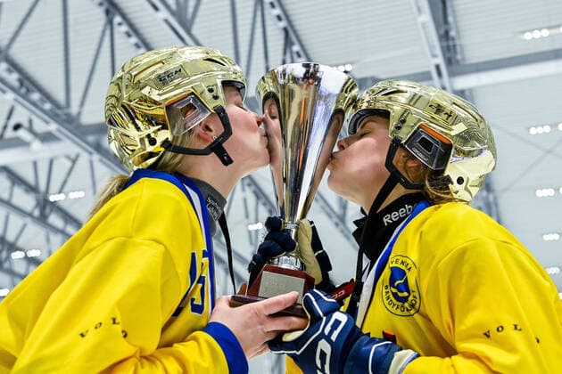 Bilder des Jahres 2022, Sport 03 März Sport Themen der Woche KW12 Sport Bilder des Tages 220327 Players of Sweden celebrates winning the WomenÂ s Bandy World Championship, WM, Weltmeisterschaft final match between Sweden and Norway on March 27, 2022 in Aby. Photo: Jonas Ljungdahl BILDBYRAN COP 144 JO0109 bandy womenÂ s world championship final sweden norway bbeng Jubel världsmästare vm-guld Copyright: JONASxLJUNGDAHL BB220327JO036
