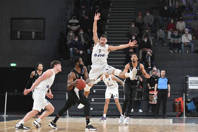 Bilder des Jahres 2022, Sport 03 März Sport Themen der Woche KW13 Sport Bilder des Tages Basketball I Herren I Saison 2021-2022 I Eurocup I 17. Spieltag I Hamburg Towers - Dolomiti Energia Trento I 30.03.2022 Maximilian DiLeo (3, Hamburg Towers) spektakulär gegen Dominique Johnson (0, Dolomiti Energia Trento) Hamburg edel-optics.de Arena Hamburg Deutschland Copyright: xLobeca AndreasxHannigx