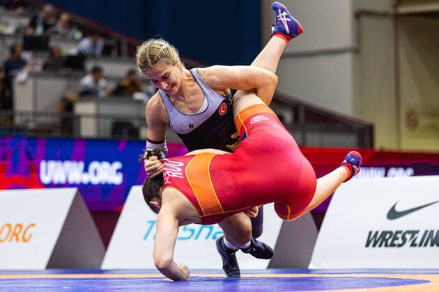 Bilder des Jahres 2022, Sport 03 März Sport Themen der Woche KW13 Sport Bilder des Tages Wrestling European Championships 2022 72kg WW - Buse CAVUSOGLU TOSUN (TUR) df. Alexandra Nicoleta ANGHEL (ROU) Budapest BOK Sportcsarnok Hungary
