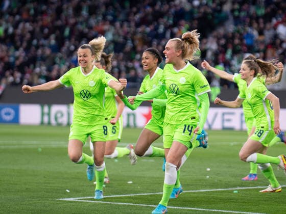 Bilder des Jahres 2022, Sport 03 März Sport Themen der Woche KW13 Lena Lattwein (8 Vfl Wolfsburg) vfl3 und Jill Roord (14 Vfl Wolfsburg) jubeln über das Tor zum 1-0 beim UEFA Womens Champions League Rückspiel VFL Wolfsburg - Arsenal WFC am 31.03.2022. Wolfsburg Volkswagen Arena Niedersachsen Deutschland
