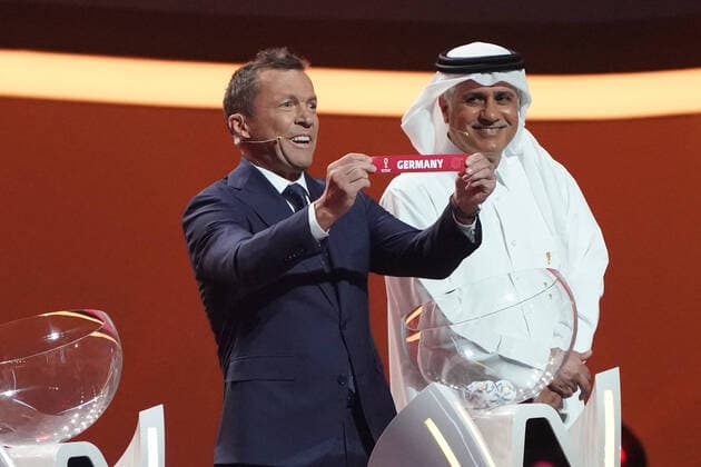 Bilder des Jahres 2022, Sport 04 April Sport Themen der Woche KW13 Lothar Matthäus (Deutschland) zieht Deutschland - Doha 01.04.2022: WM-Endrunden Auslosung im DECC in Doha