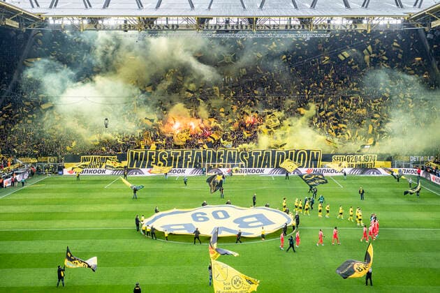 Bilder des Jahres 2022, Sport 04 April Sport Themen der Woche KW13 Sport Bilder des Tages Fußball: 1. Bundesliga, 28. Spieltag, Borussia Dortmund - RB Leipzig am 02.04.2022 im Signal-Iduna-Park in Dortmund (Nordrhein-Westfalen). Die Fans zünden Bengalis. DFL REGULATIONS PROHIBIT ANY USE OF PHOTOGRAPHS AS IMAGE SEQUENCES AND OR QUASI-VIDEO. Copyright: xDavidxInderliedx