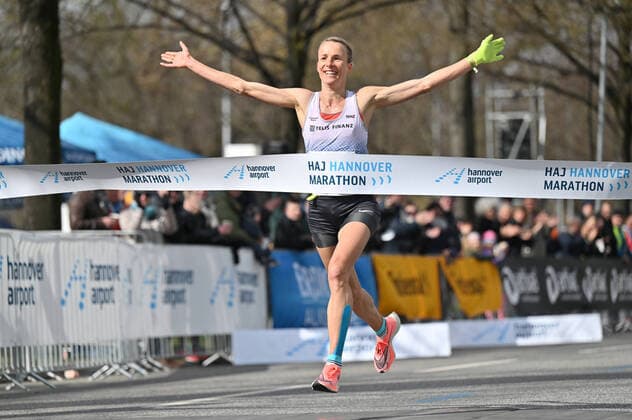 Bilder des Jahres 2022, Sport 04 April Sport Themen der Woche KW13 Sport Bilder des Tages HAJ Hannover Marathon; Hannover, 03.04.2022 Dominika Mayer gewinnt in 2:26:50 beim HAJ Hannover Marathon in Hannover am 03.04.2022 und wird deutsche Meisterin Copyright: xBEAUTIFULxSPORTS J.xGrontzkix