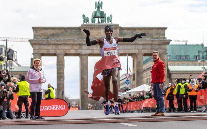 Bilder des Jahres 2022, Sport 04 April Sport Themen der Woche KW13 Sport Bilder des Tages Berlin, 03.04.22, Leichtathletik, Generali Berliner Halbmarathon 2022. Alex Kibet aus Kenia laeuft mit 58:55 als Erster ins Ziel und gewinnt den Berliner Halbmarathon. Generali Berliner Halbmarathon 2022