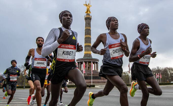 Bilder des Jahres 2022, Sport 04 April Sport Themen der Woche KW13 Berlin, 03.04.22, Leichtathletik, Generali Berliner Halbmarathon 2022. v.l. Amanal Petros aus Deutschland und Vincent Kibet aus Kenia laufen an der Siegessaeule vorbei. Generali Berliner Halbmarathon 2022