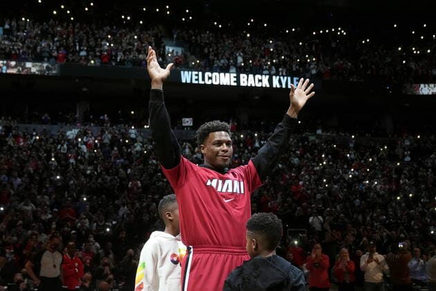 Bilder des Jahres 2022, Sport 04 April Sport Themen der Woche KW13 Sport Bilder des Tages April 3, 2022, TORONTO, ON, CANADA: Miami Heat guard Kyle Lowry (7) acknowledges the crowd prior to first half NBA, Basketball Herren, USA basketball action against the Toronto Raptors, in Toronto, Sunday, April 3, 2022. Canada News - April 3, 2022 - ZUMAc35_ 20220403_zaf_c35_231 Copyright: xNathanxDenettex