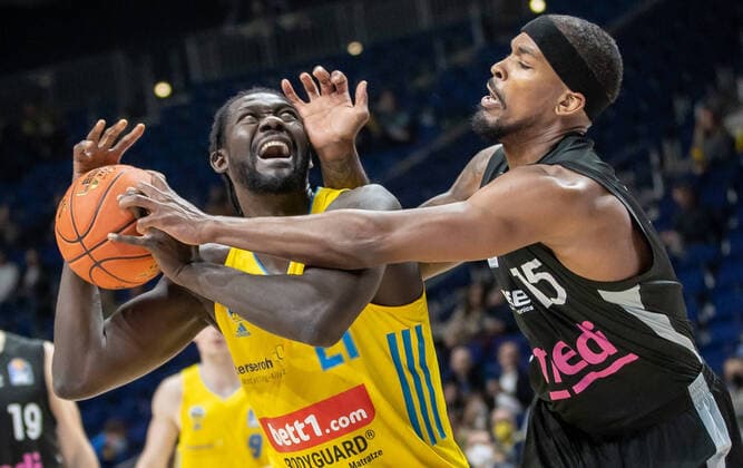 Bilder des Jahres 2022, Sport 04 April Sport Themen der Woche KW14 Sport Bilder des Tages 04.04.2022, Berlin, Basketball, 1. Bundesliga, easyCredit BBL, Hauptrunde, 28.Spieltag, Mercedes Benz Arena: ALBA Berlin - Medi Bayreuth. ALBAs Christ Koumadje (l) kaempft gegen Terry Allen von Medi Bayreuth um den Ball. ALBA Berlin - Medi Bayreuth