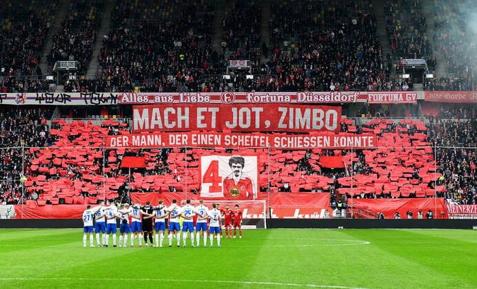 Bilder des Jahres 2022, Sport 04 April Sport Themen der Woche KW14 Fussball, 2. Bundesliga, Deutschland, Herren, Saison 2021 2022, 29. Spieltag, Merkur-Spiel-Arena Düsseldorf, Fortuna Düsseldorf (rot) - FC Hansa Rostock (weiss); Schweigeminute und Choreographie für den verstorbenen Gerd Zimbo Zimmermann. DFB DFL REGULATIONS PROHIBIT ANY USE OF PHOTOGRAPHS AS IMAGE SEQUENCES AND OR QUASI-VIDEO
