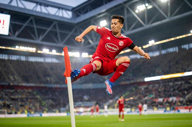 Bilder des Jahres 2022, Sport 04 April Sport Themen der Woche KW14 Torjubel: Shinta Appelkamp (F95) springt gegen Eckfahne Fortuna Düsseldorf - Hansa Rostock 08.04.2022, Fussball; Saison 2021 22 Foto: Moritz Müller