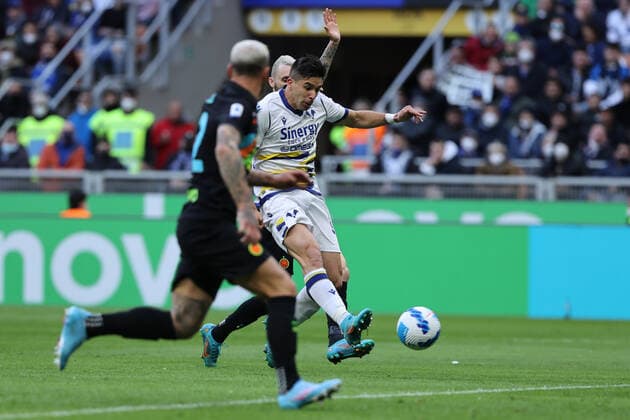 FC Internazionale v Hellas Verona FC - Serie A Giovanni Simeone of Hellas Verona FC in action during the Serie A 2021 22 football match between FC Internazionale and Hellas Verona FC at Giuseppe Meazza Stadium, Milan, Italy on April 09, 2022 Milan Italy  Copyright: xFabrizioxCarabellix originalFilename:livemedia-interfci220409_npo2L