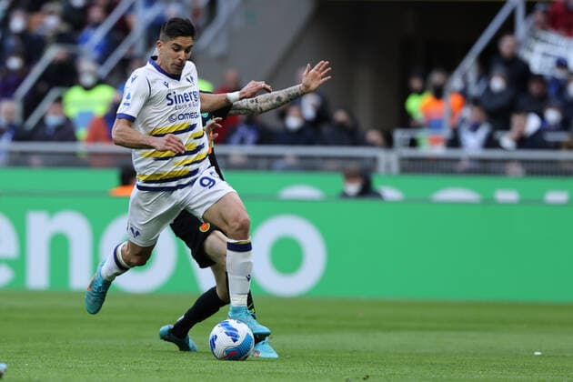 FC Internazionale v Hellas Verona FC - Serie A Giovanni Simeone of Hellas Verona FC in action during the Serie A 2021 22 football match between FC Internazionale and Hellas Verona FC at Giuseppe Meazza Stadium, Milan, Italy on April 09, 2022 Milan Italy  Copyright: xFabrizioxCarabellix originalFilename:livemedia-interfci220409_npJxd