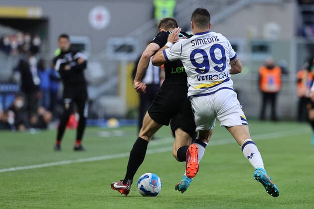 FC Internazionale v Hellas Verona FC - Serie A Giovanni Simeone of Hellas Verona FC competes for the ball with Stefan de Vrij of FC Internazionale during the Serie A 2021 22 football match between FC Internazionale and Hellas Verona FC at Giuseppe Meazza Stadium, Milan, Italy on April 09, 2022 Milan Italy  Copyright: xFabrizioxCarabellix originalFilename:livemedia-interfci220409_npeXR