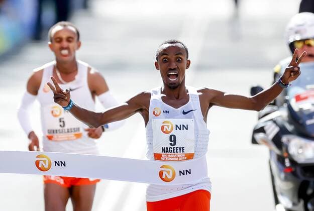 Bilder des Jahres 2022, Sport 04 April Sport Themen der Woche KW14 Sport Bilder des Tages ROTTERDAM - Abdi Nageeye is the first to cross the finish line during the 41st edition of the NN Marathon Rotterdam on April 10, 2022 in Rotterdam, the Netherlands. KOEN VAN WEEL NN Rotterdam Marathon 2022 xVIxANPxSportx xxANPxIVx