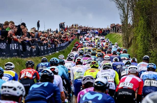 Bilder des Jahres 2022, Sport 04 April Sport Themen der Woche KW14 Sport Bilder des Tages GULPEN - The peloton climbs the Gulperberg during the 56th Amstel Gold Race 2022 on April 10, 2022 in Maastricht, the Netherlands. ANP VINCENT JANNINK 56th Amstel Gold Race 2022 - Men s Elite 2022 xVIxANPxSportx xxANPxIVx