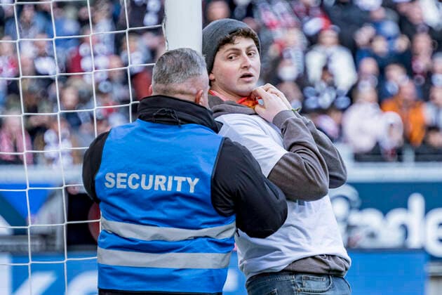 Bilder des Jahres 2022, Sport 04 April Sport Themen der Woche KW14 Sport Bilder des Tages Fussball Bundesliga, Eintracht Frankfurt vs. SC Freiburg, Deutsche Bank Park, Frankfurt, 10.04.2022 Am Tor festgebundener Aktivist, Eintracht Frankfurt vs. SC Freiburg, Frankfurt, Deutsche Bank Park, 10.4.2022 Copyright: xBEAUTIFULxSPORTS Gawlikx