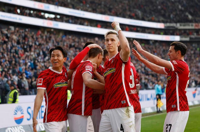 Bilder des Jahres 2022, Sport 04 April Sport Themen der Woche KW14 Sport Bilder des Tages 10.04.2022, Fussball, Bundesliga, Spieltag 29, Eintracht Frankfurt - SC Freiburg, GER, Frankfurt am Main, Deutsche Bank Park Bild: v. li. Woo-yeong Jeong (SC Freiburg), Torschuetze Nils Petersen (SC Freiburg), Nico Schlotterbeck (SC Freiburg) und Lukas Kuebler (SC Freiburg), Jubel nach dem Tor zum 2:1, jubelnd, bejubelt, jubelt, jubeln, emotionen DFL REGULATIONS PROHIBIT ANY USE OF PHOTOGRAPHS AS IMAGE SEQUENCES AND OR QUASI-VIDEO. Copyright: HMBxMedia xHeikoxBecker
