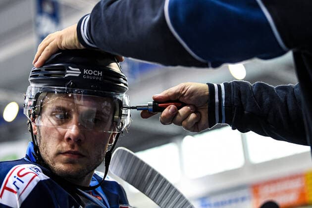 Bilder des Jahres 2022, Sport 04 April Sport Themen der Woche KW14 Sport Bilder des Tages Eishockey, Herren, DEL, Saison 2021-2022, Playoff, Viertelfinale, Spiel 1, Straubing Tigers - Adler Mannheim, 10.04.2022 bei Parker Tuomie (6-Straubing Tigers) wird noch die Visierschraube nachgezogen Straubing Eisstadion am Pulverturm Bayern Deutschland