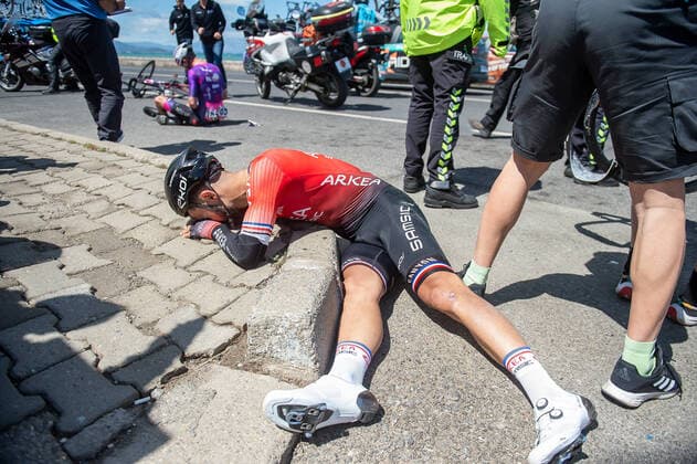 Bilder des Jahres 2022, Sport 04 April Sport Themen der Woche KW15 Sport Bilder des Tages Schwerer Sturz mit Nacer Bouhanni (FRA - ARKEA-Samsic) auf der 2.Etappe der Tuerkei Rundfahrt 2022 - Aktion Action Rennszene race scene Querformat - quer - horizontal Event Veranstaltung: 57. Presidential Cycling Tour of Turkiye - 2.Etappe Stage 2: Selcuk nach to Alacati 158.4 km - Ort Place Location: Alacai Land Country: World Welt Asien Asia Türkei Turkey - Region Provinz Konya Datum Date: 11.04.2022