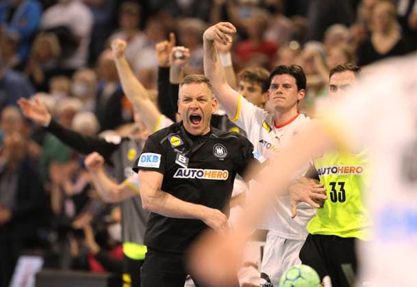 Bilder des Jahres 2022, Sport 04 April Sport Themen der Woche KW15 Sport Bilder des Tages Foto : Jubel bei Trainer Alfred Gislason GER Handball Herren am 13.04.2022 Handball Länderspiel der Herren Deutschland - Faröer Inseln