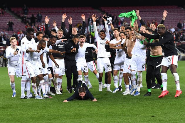 Bilder des Jahres 2022, Sport 04 April Sport Themen der Woche KW15 Fußball Europa League Viertelfinale FC Barcelona, Barca - Eintracht Frankfurt am 14.04.2022 im Camp Nou in Barcelona Oliver Glasner ( Trainer Cheftrainer Frankfurt ) , mitte wird von den Spieler gefeiert