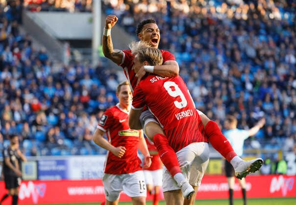 Bilder des Jahres 2022, Sport 04 April Sport Themen der Woche KW16 Sport Bilder des Tages 18.04.2022, xdcx, Fussball 3. Liga, SV Waldhof Mannheim - SC Freiburg U23 II, emspor, bespor, sespor, v.l., Torjubel zum 0:1 durch Vincent Vermeij (SC Freiburg U23 II), Goal celebration, celebrate the goal DFL DFB REGULATIONS PROHIBIT ANY USE OF PHOTOGRAPHS AS IMAGE SEQUENCES AND OR QUASI-VIDEO. Copyright: HMBxMedia Claus