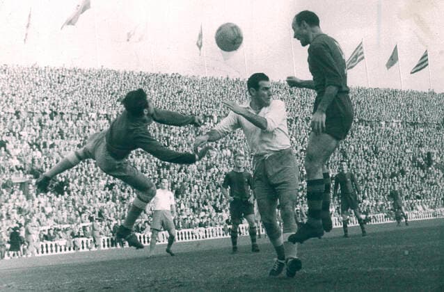 Jugada del Barcelona en el que la que el remate del cabeza del jugador azulgrana (3d) es parado finalmente por el portero del Zaragoza (d), ante la atenta mirada del resto de jugadores, al fondo. Ladislao Kubala FC Barcelona, Barca 