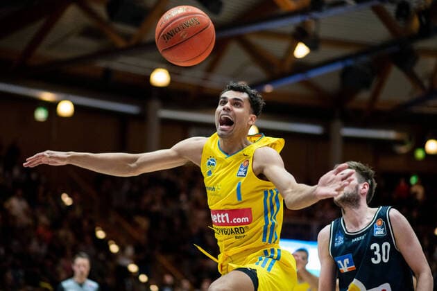 Bilder des Jahres 2022, Sport 04 April Sport Themen der Woche KW16 Oscar da Silva (Alba Berlin) am Ball aergert sich, GER, HAKRO Merlins Crailsheim vs. ALBA Berlin, Basketball BBL Bundesliga, 12. Spieltag, 20.04.2022, Spielzeit 2021 2022 GER, HAKRO Merlins Crailsheim vs. ALBA Berlin, Basketball BBL Bundesliga, 12. Spieltag, 20.04.2022, Spielzeit 2021 2022 Copyright: xEibner Memmlerx EP_MMR