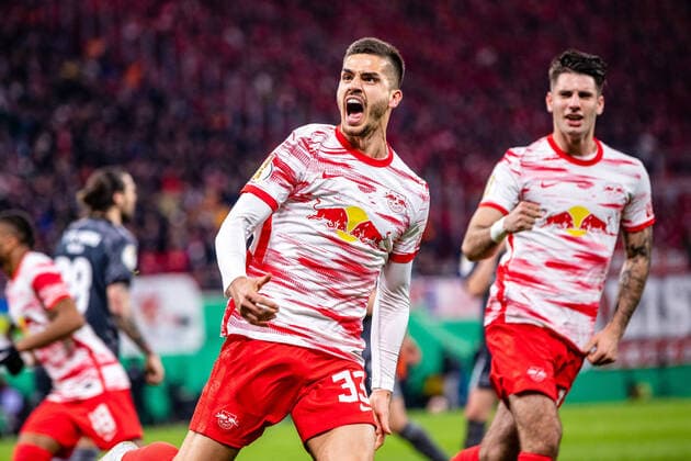 Bilder des Jahres 2022, Sport 04 April Sport Themen der Woche KW16 Sport Bilder des Tages FB-1BL RB Leipzig - 1. FC Union Berlin Andre Silva (RB Leipzig) jubelt nach Tor zum 1:1 waehrend des Pokal-Halbfinale in der Saison 2021-2022 zwischen RB Leipzig und 1. FC Union Berlin in der Red Bull Arena am 20. April 2022 in Leipzig, Sachsen, Deutschland (DFL AND DFB REGULATIONS PROHIBIT ANY USE OF PHOTOGRAPHS as IMAGE SEQUENCES and or QUASI-VIDEO)
