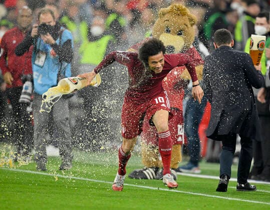 Bilder des Jahres 2022, Sport 04 April Sport Themen der Woche KW16 nach Spielende: Bierdusche Bierduschen Feier Meisterfeier Leroy Sane FC Bayern Muenchen FCB (10) bekommt seine Dusche FC Bayern Muenchen vs Borussia Dortmund BVB 23.04.2022 DFL REGULATIONS PROHIBIT ANY USE OF PHOTOGRAPHS AS IMAGE SEQUENCES AND OR QUASI-VIDEO FC Bayern Muenchen vs Borussia Dortmund BVB
