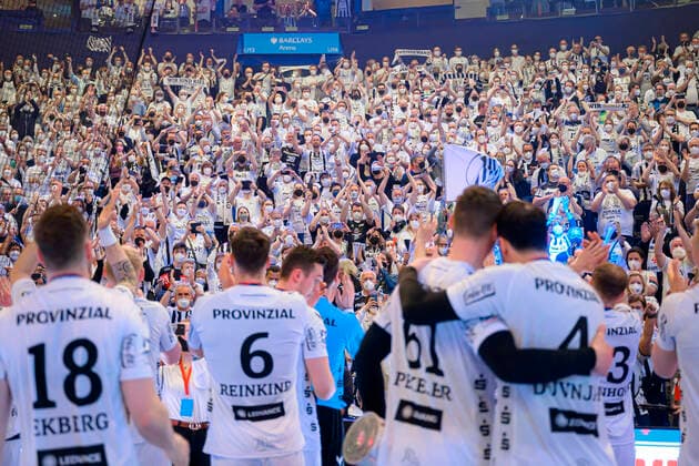 Bilder des Jahres 2022, Sport 04 April Sport Themen der Woche KW16 Sport Bilder des Tages Hamburg, Deutschland 24. April 2022: Handball DHB-Pokal - 21 22 - Finale - THW Kiel vs. SC Magdeburg Fankurve Fans Fanblock THW Kiel Hamburg Barclays Arena Hamburg Deutschland
