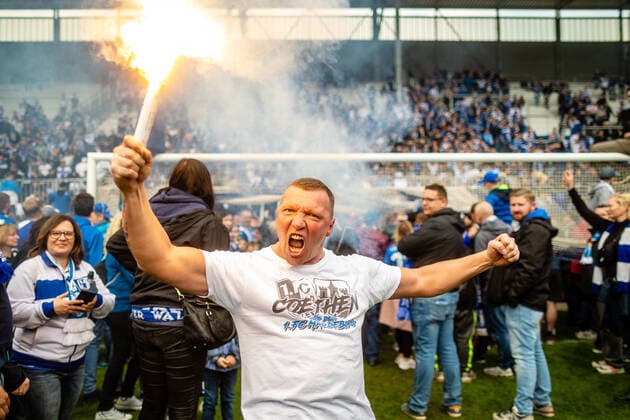 Bilder des Jahres 2022, Sport 04 April Sport Themen der Woche KW16 Sport Bilder des Tages FB-3L 1. FC Magdeburg - FSV Zwickau Fan des 1. FC Magdeburg auf dem Rasen waehrend der Saison 2021-2022 in der 3. Liga (Herren) zum 35. Spieltag zwischen 1. FC Magdeburg und FSV Zwickau in der MDCC Arena am 24. April 2022 in Magdeburg, Sachsen Anhalt, Deutschland (DFL and DFB REGULATIONS PROHIBIT ANY USE OF PHOTOGRAPHS as IMAGE SEQUENCES and or QUASI-VIDEO)