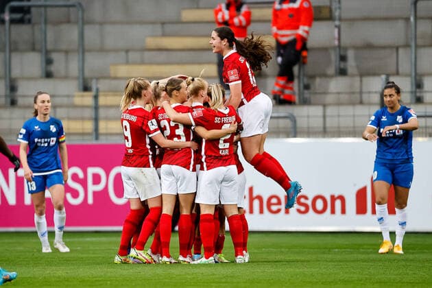 Bilder des Jahres 2022, Sport 04 April Sport Themen der Woche KW16 Sport Bilder des Tages SC Freiburg vs. SC Sand, Fussball, Flyeralarm Frauen-Bundesliga, 20. Spieltag, Spielzeit 2021 2022, 24.04.2022 Torjubel SC Freiburg beim 2:0 durch Hasret Kayikci (SC Freiburg, 11), SC Freiburg vs. SC Sand, Fussball, Flyeralarm Frauen-Bundesliga, 20. Spieltag, Spielzeit 2021 2022, 24.04.2022, Dreisamstadion, Freiburg, Deutschland. DFB regulations prohibit any use of photographs as image sequences and or quasi-video Copyright: xBEAUTIFULxSPORTS G.xHubbsx