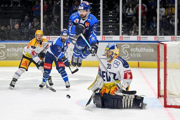 Bilder des Jahres 2022, Sport 04 April Sport Themen der Woche KW17 Sport Bilder des Tages Marcus Krueger, ZSC, re. Torhueter Leonardo Genoni, EVZ, hi. Topscorer Jan Kovar, EVZ, Justin Azevedo, ZSC, ZSC Lions - EV Zug, National League, Eishockey, 25.04.2022