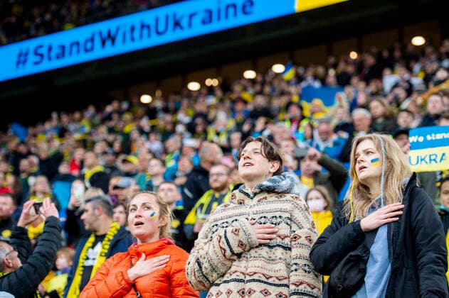 Bilder des Jahres 2022, Sport 04 April Sport Themen der Woche KW17 Fußball: Benefizspiel, Borussia Dortmund - Dinamo Kiev am 26.04.2022 im Signal-Iduna-Park in Dortmund (Nordrhein-Westfalen). Ukrainische Frauen singen Nationalhymne DFL REGULATIONS PROHIBIT ANY USE OF PHOTOGRAPHS AS IMAGE SEQUENCES AND OR QUASI-VIDEO. Copyright: xChristopherxNeundorfx